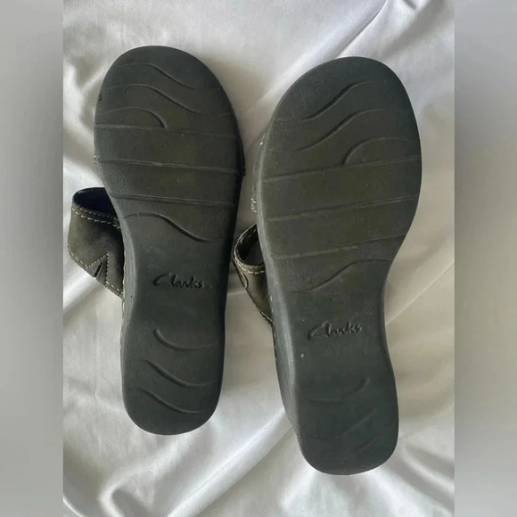 Clark’s Bendables Sandal Dark Brown Leather Upper Straps 2” Heel Women’s 8 GUC - Picture 9 of 11